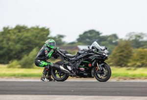 創造了203.2公里/小時的車把式前輪離地速度新紀錄