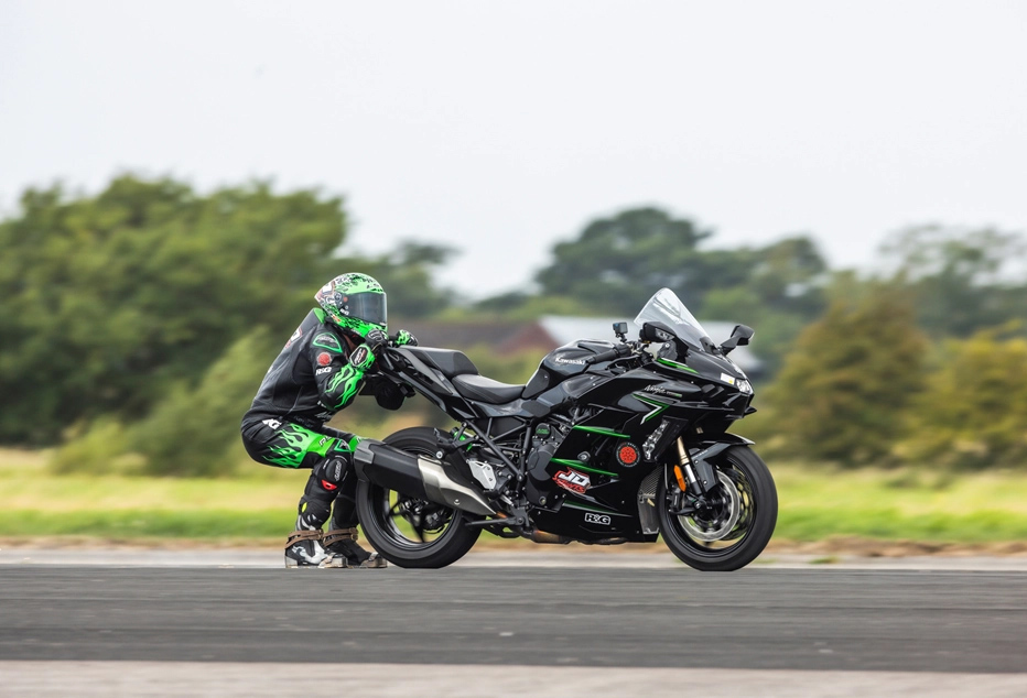 創造了203.2公里/小時的車把式前輪離地速度新紀錄