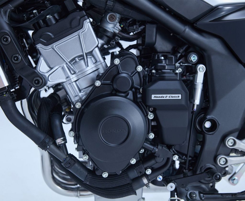 官方已確認搭載 E-Clutch。從圖中可清楚看出其緊湊的佈局、下吸式（Downdraft）進氣方式，以及新設計引擎那收窄且精悍的汽缸頭結構。