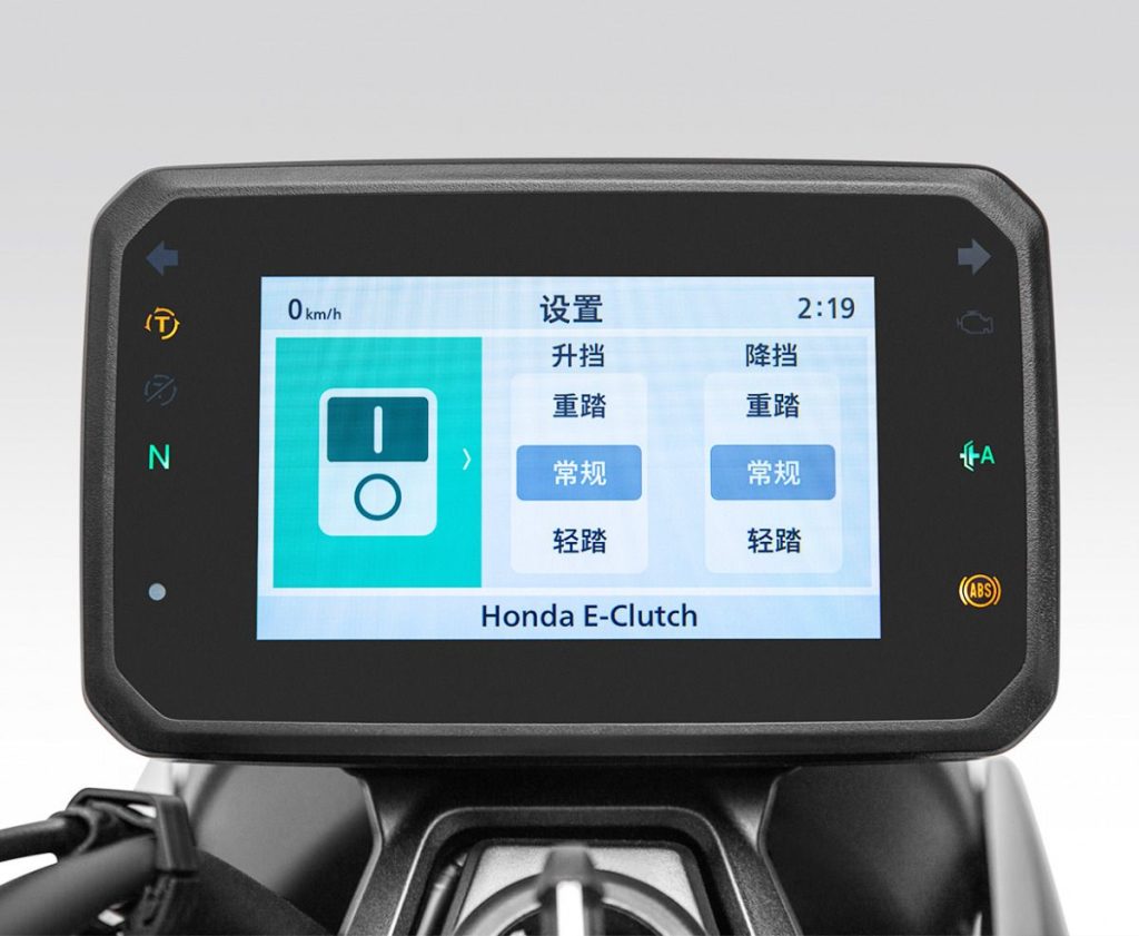 儀表介面首度曝光。圖片顯示的似乎是 E-Clutch（電子離合器）換檔踏桿操作力道的設定畫面。