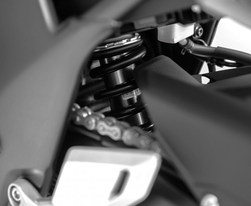 後避震器具備預載調整機能，至於是否具備其他調整功能，目前尚不明確。