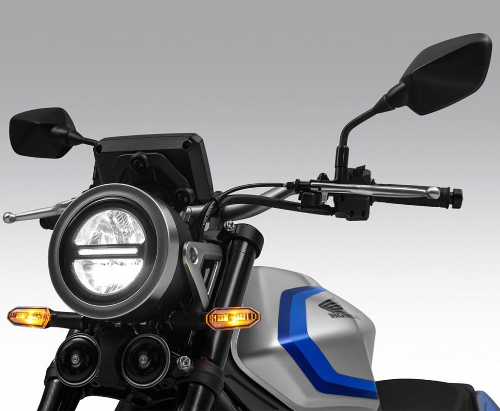 頭燈點亮狀態同步公開。推測是採用上下分層切換遠／近光燈的設計方式。