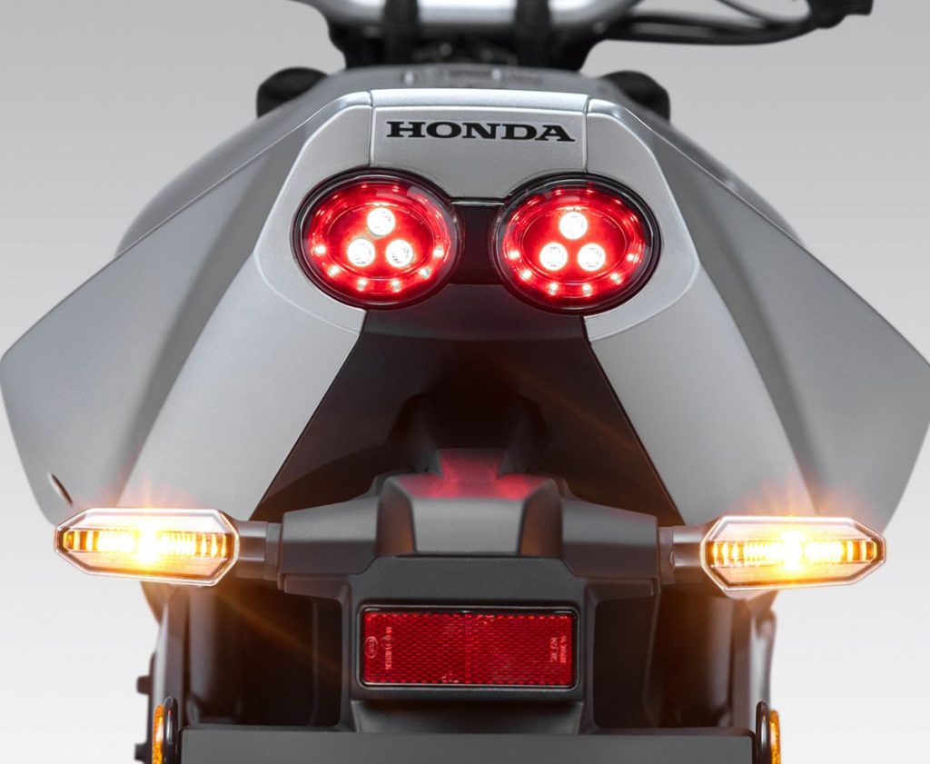 尾燈點亮效果。除了在 CB 系列中罕見的圓形雙燈設計外，LED 的發光方式也極具個性。