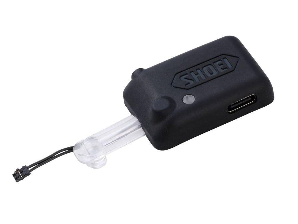 需透過遙控器進行本體充電、電源及手動切換，因此使用時必須搭配遙控器。開關設計非常簡潔。