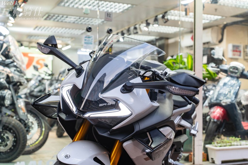 家族化的 LED 燈眉與大燈設計,賦予 750SR-S 極具侵略性的車頭表情。流線型風擋有效梳理氣流,兼具導流功能與跑車化的視覺張力