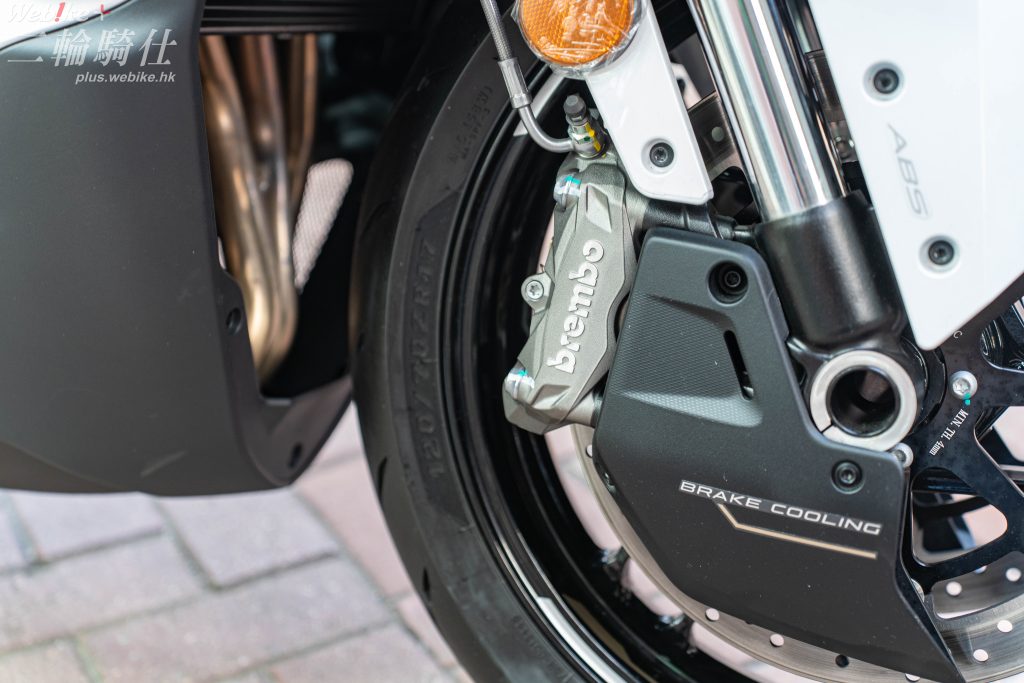 前輪搭載 Brembo 輻射式對向四活塞鮑魚,配合 320mm 浮動碟盤
