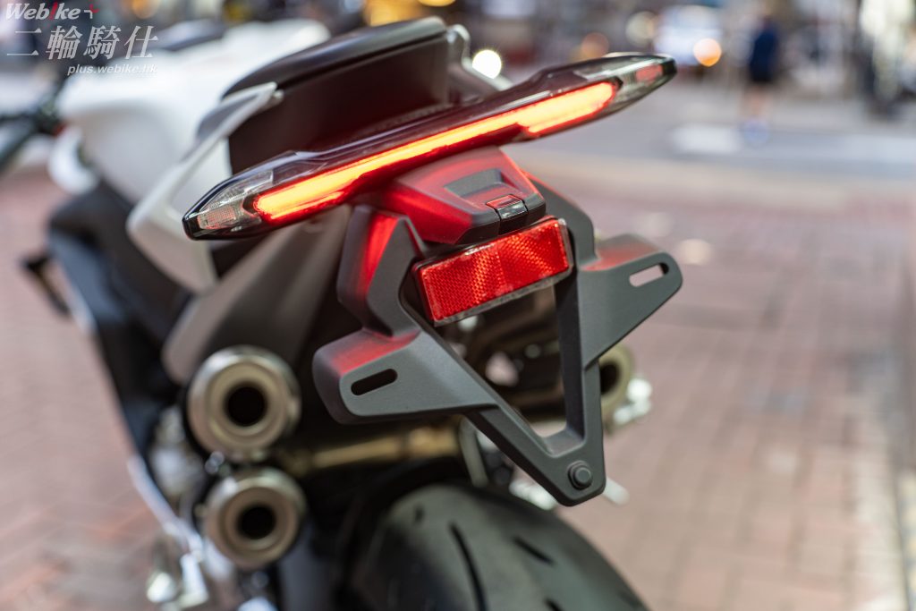 車尾採用具備空氣力學設計的鏤空導風尾殼,搭配辨識度極高的 T 型 LED 尾燈