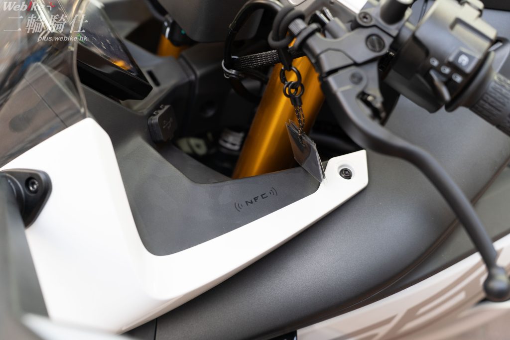 位於車身前方的卡片式keyless系統