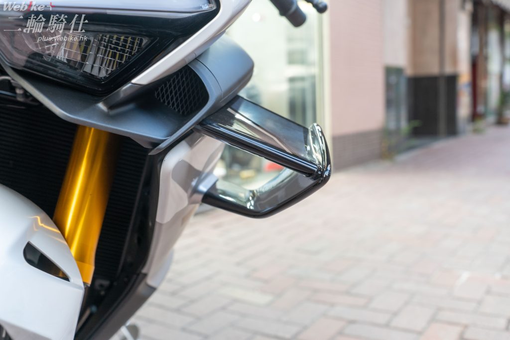 車頭兩側標配的定風翼