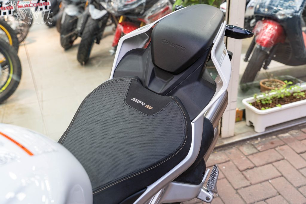 車尾採用具備空氣力學設計的鏤空導風尾殼,搭配