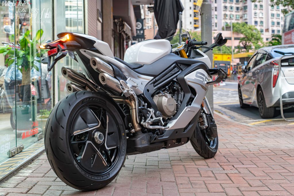 從側面看去,750SR-S 擁有流暢且緊湊的車身線條,同時整個單搖臂與4出4排氣外觀非常震撼