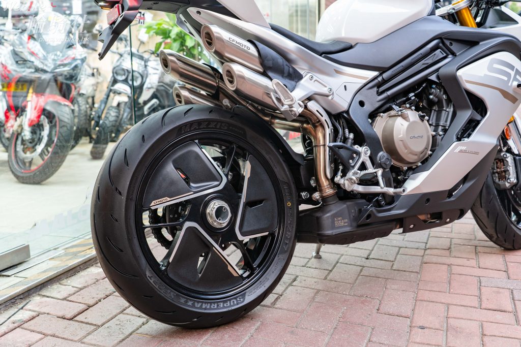 單搖臂設計,搭配尾出四出四排氣喉