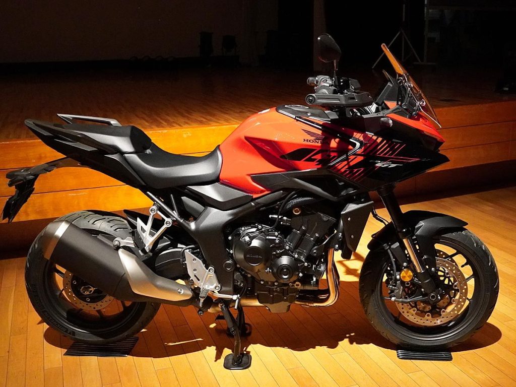 最小離地間隙為 136mm，與 Hornet 及 CB1000F 的 135mm 幾乎相同。雖然外觀帶點跨界風格，但並非為越野騎乘而設計。