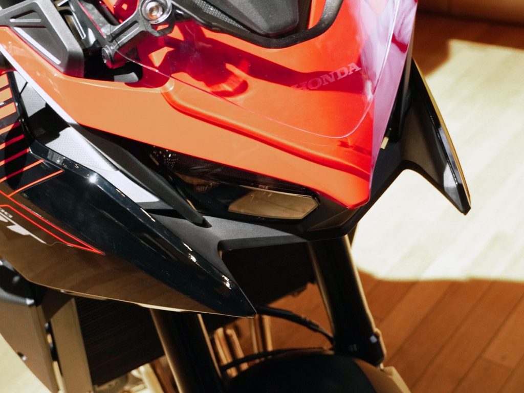 從左右頭燈向前延伸的「角」（ツノ，此處指設計上的尖角或鰭片）是其設計上的特色。LED 頭燈與 Hornet（黃蜂）車型共用。