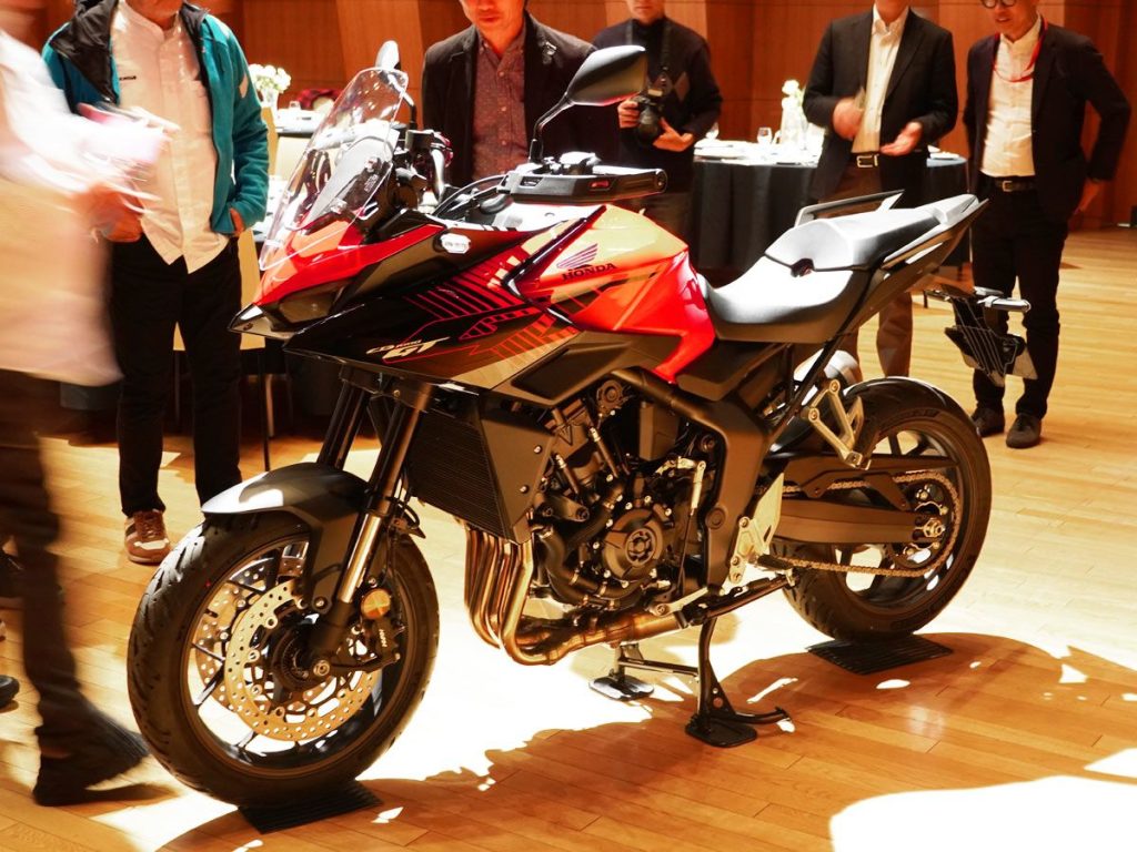 CB1000 Hornet 為基礎，追加了半整流罩與大容量油箱等配備，使其長途巡航能力更上一層樓，同時也配備電子控制懸吊。