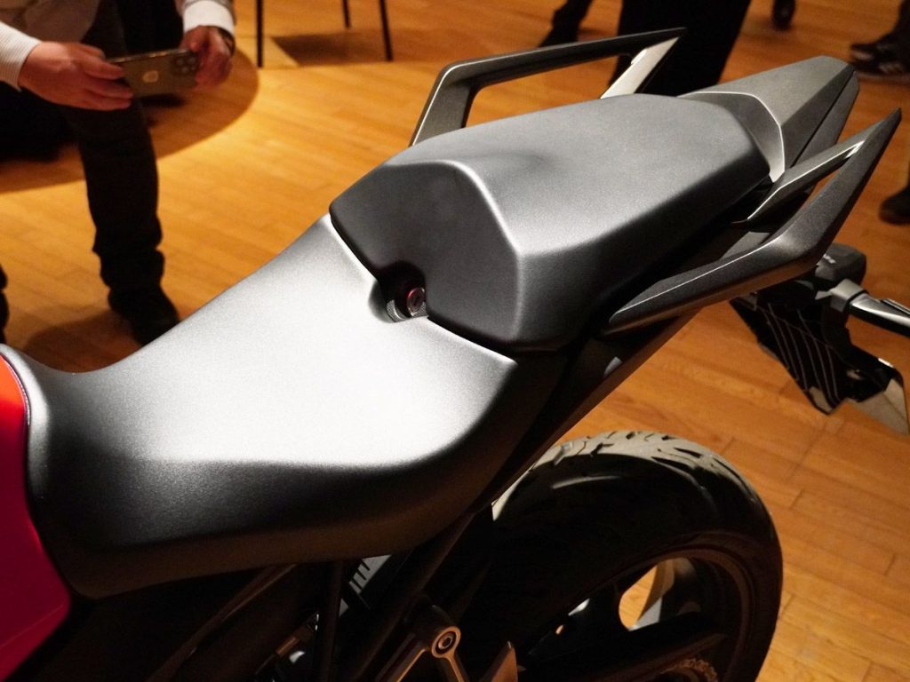 前後座墊的面積都相當寬大，鋁合金壓鑄的後扶手尺寸也很大容易抓握、握感紮實。