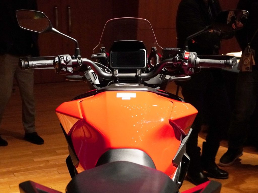 儀表為 5 吋全彩 TFT，並具備能與智慧型手機 Honda RoadSync 連線功能。