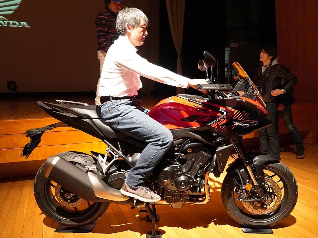 因現場無法放下中駐，所以無法確認實際雙腳著地性，但騎乘姿勢為上半身接近直立的休旅式設定。腳踏位置看似與 CB1000F 共用，比 Hornet 更靠前且更低，因此下半身不會感到壓迫感。（測試者身高 170cm、體重 70kg）