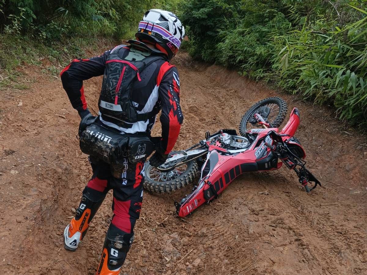 【第2回】車輛完工即投入特訓！Webike 員工越野首日摔車「肋骨骨折」，持續備戰「亞洲越野拉力賽 AXCR 2025」參戰記