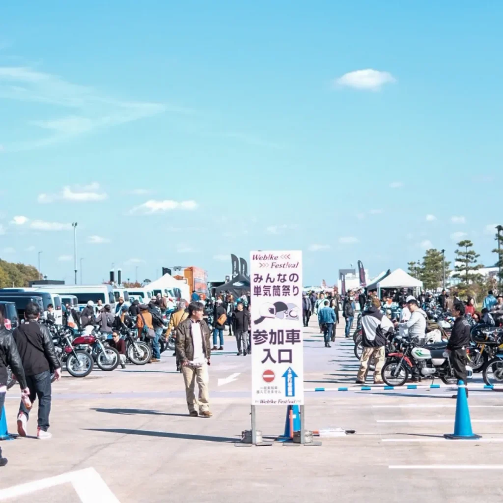 「みんなの単気筒祭り」則是在從一般停車區通往Webike Festival主會場途中所設置的……特設舞台上舉行!