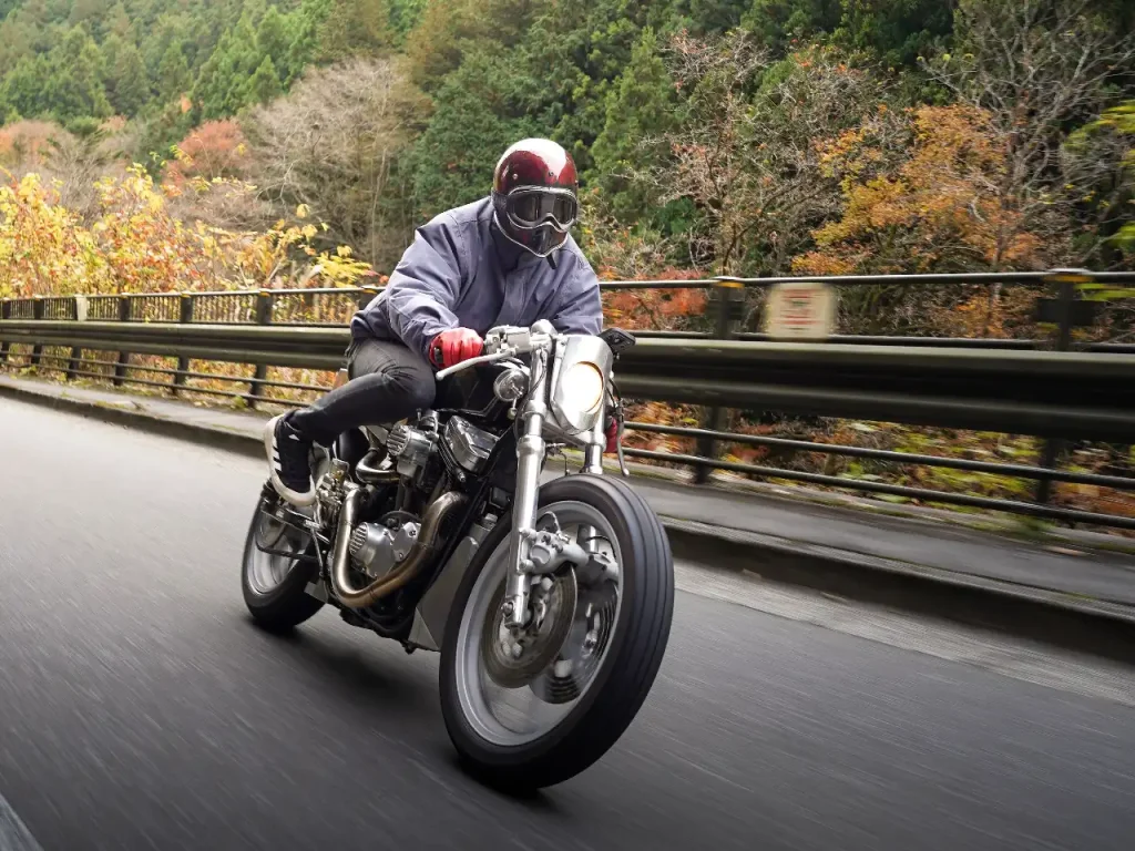 伴隨著 Sportster 獨特鼓動感奔馳中的矢野先生與 Sportster「double tail」 Photo by @021kota