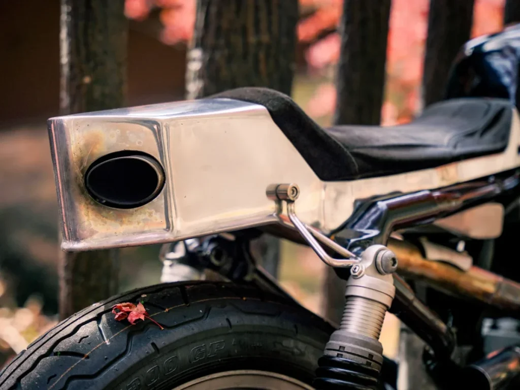 貫穿坐墊整流罩(尾殼)的排氣管,和加速時屁股也不易滑動的麂皮座墊 Photo by @daigo_1200s