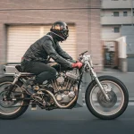 Harley-Davidson Sportster Café Racer 改裝｜不對稱雙出排氣＋YAMAHA RD50 油箱，展示改裝車「double tail」