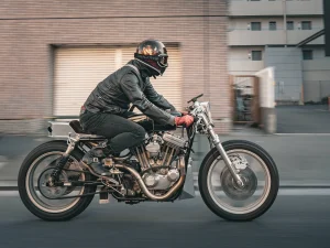 Harley-Davidson Sportster Café Racer 改装｜不对称双出排气＋YAMAHA RD50 油箱，展示改装车“double tail”