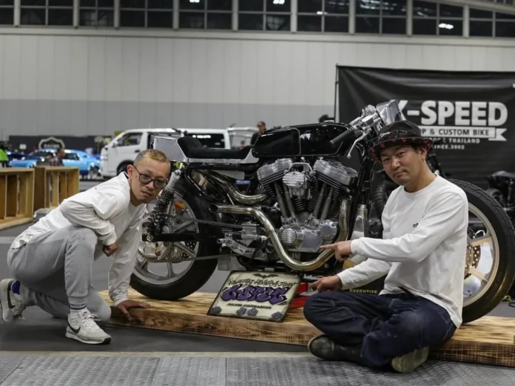 完成的車輛、矢野先生、以及改裝者ダイキ Daiki先生(G.spec)合影(於 JOINTS 展場) Photo by @021kota