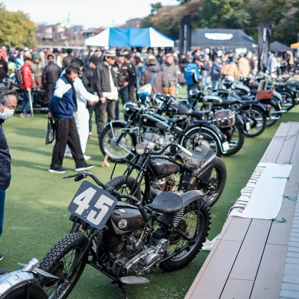 天王川公园排列著跨越时代、传承至今的古董摩托车