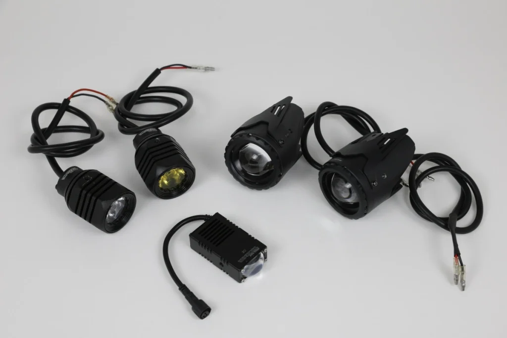 與圓筒形（右上）、六角形（左上）相比，新款的小型版本（前方）體積明顯更為精悍。雖然凸透鏡面積較小，但憑藉精心研發的配光特性，實用性依舊極高。