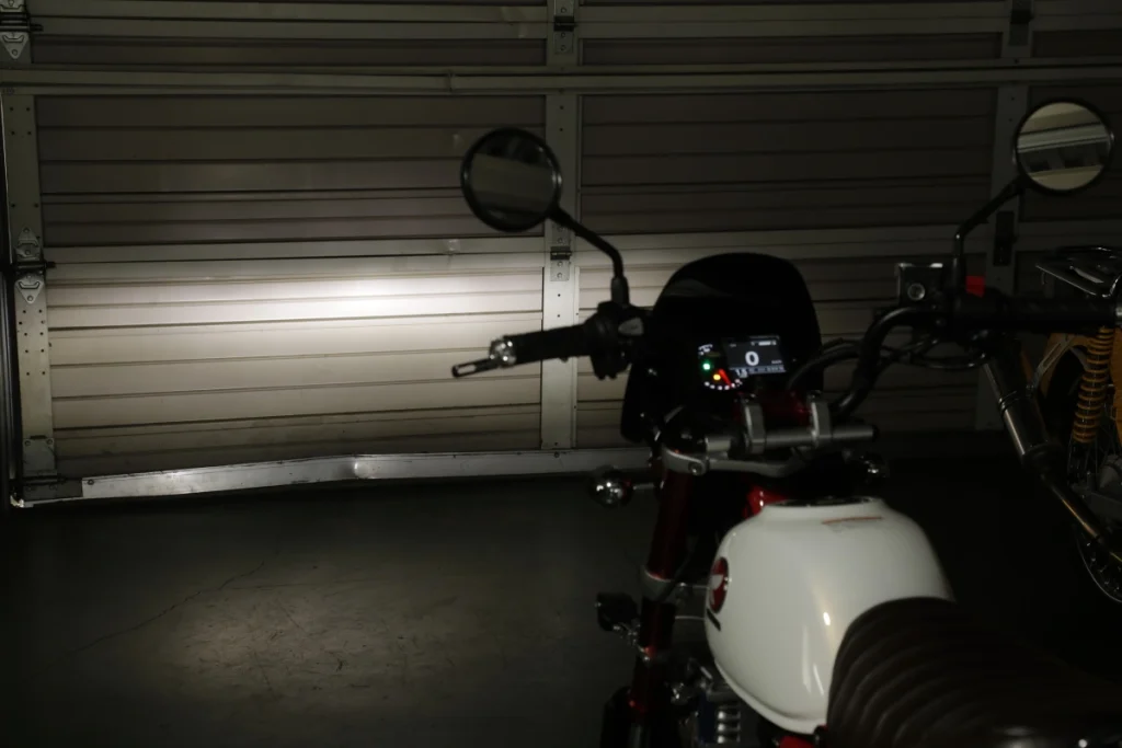  ● 因拍攝距離牆面較近，原廠頭燈看起來尚算明亮，但在實際夜間路面行駛時，125cc 級距常見的 LED 頭燈亮度不足問題會非常明顯(這不只是 Monkey 125 的問題，125cc 級距車款常見的LED 頭燈亮度不足通病)。