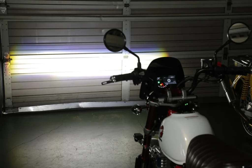 ● 開啟 LED 小型霧燈（白光）後，其亮度與光(束)通量徹底超越原廠頭燈。明確的切線精準限制光線向上散射，因此在不干擾他人的情況下提提高可視度。