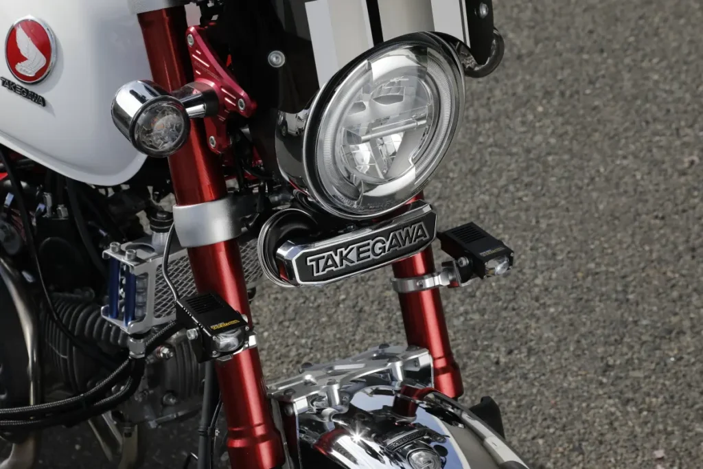 ●小型化本體自然地融入車頭設計。圖中的 Monkey 雖改裝了下移式前土除（擋泥板），但若是原廠土除位置，霧燈會更不明顯，即使是原廠愛好者（原裝派）亦能接受。