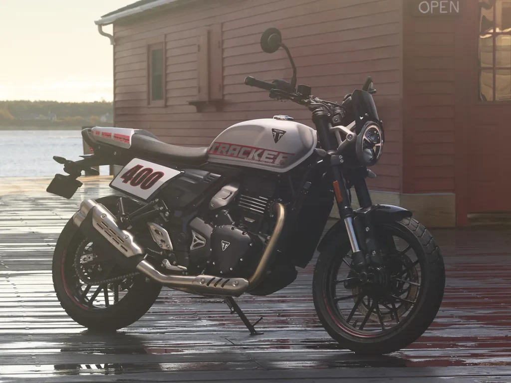 「Tracker 400」靈感源自Flat Track 沙地賽車，採用寬手把呈現挺直駕駛姿態的 Flat Tracker 風格。