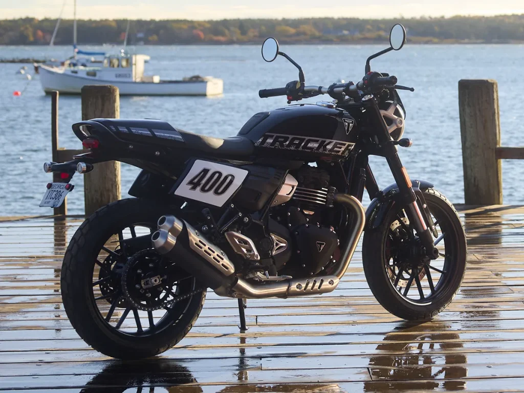 側號碼牌與雙出上揚式排氣管，呈現極具 Flat Track 意象的車尾視角。