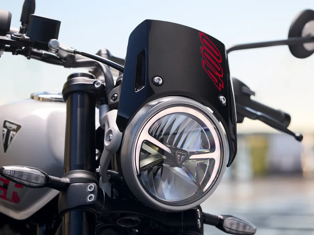 經典圓形 LED 大燈搭配小風鏡，方向燈亦 LED 化。