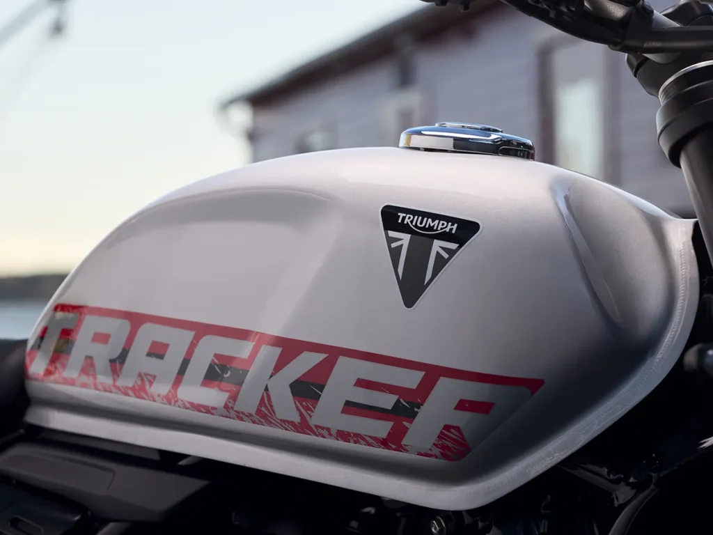 油箱醒目的「TRACKER」大字與賽車線條(拉花)，展現濃厚的運動氣息。