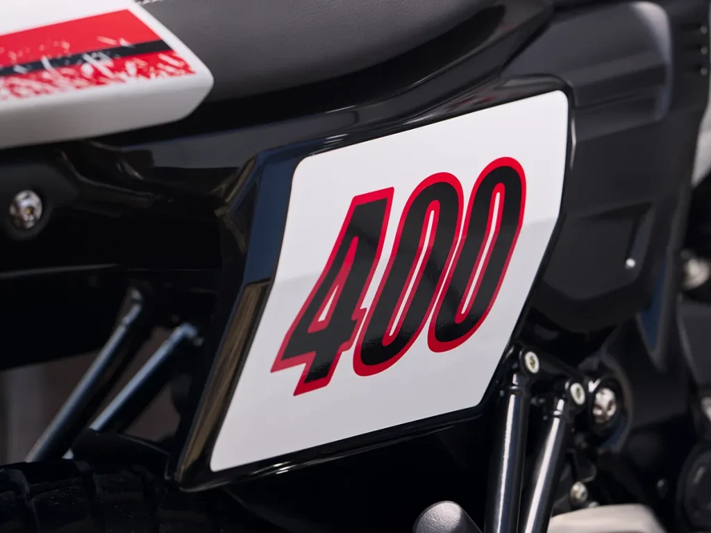 側號碼牌「400」的標誌是「Tracker 400」設計的核心元素。