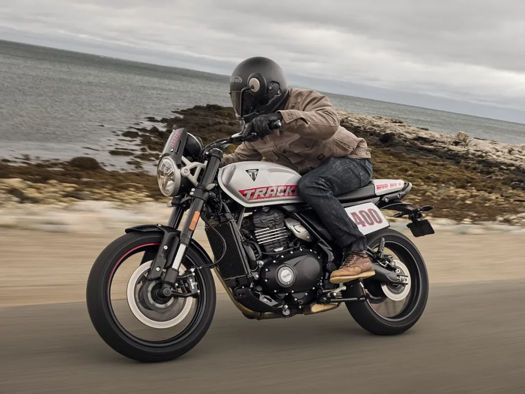  可輸出 42PS 的 DOHC 單缸引擎動力充沛。搭配輔助滑動式離合器與循跡控制，實現隨心所欲的駕駛感。