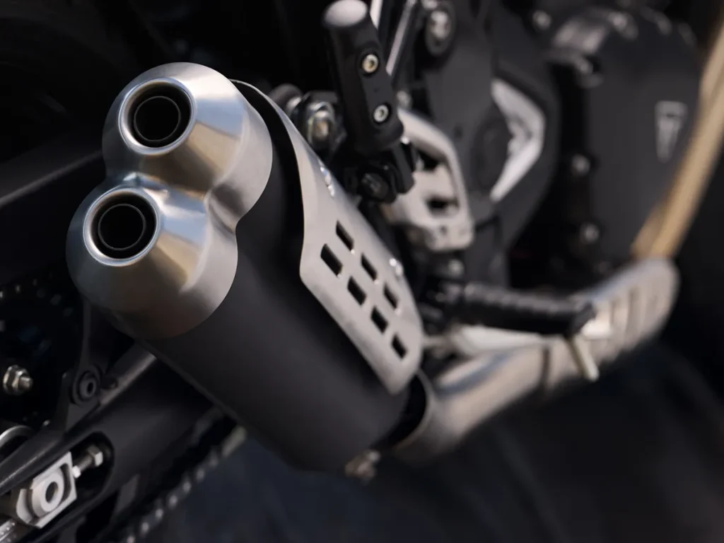 排氣系統採用雙出上揚式設計，營造出強烈的運動風格與排氣聲浪。