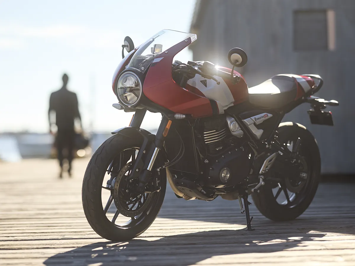 【新車】Triumph（凱旋）新型「Thruxton 400」發表｜售價 84.9 萬日圓起，承襲傳奇咖啡賽車靈魂