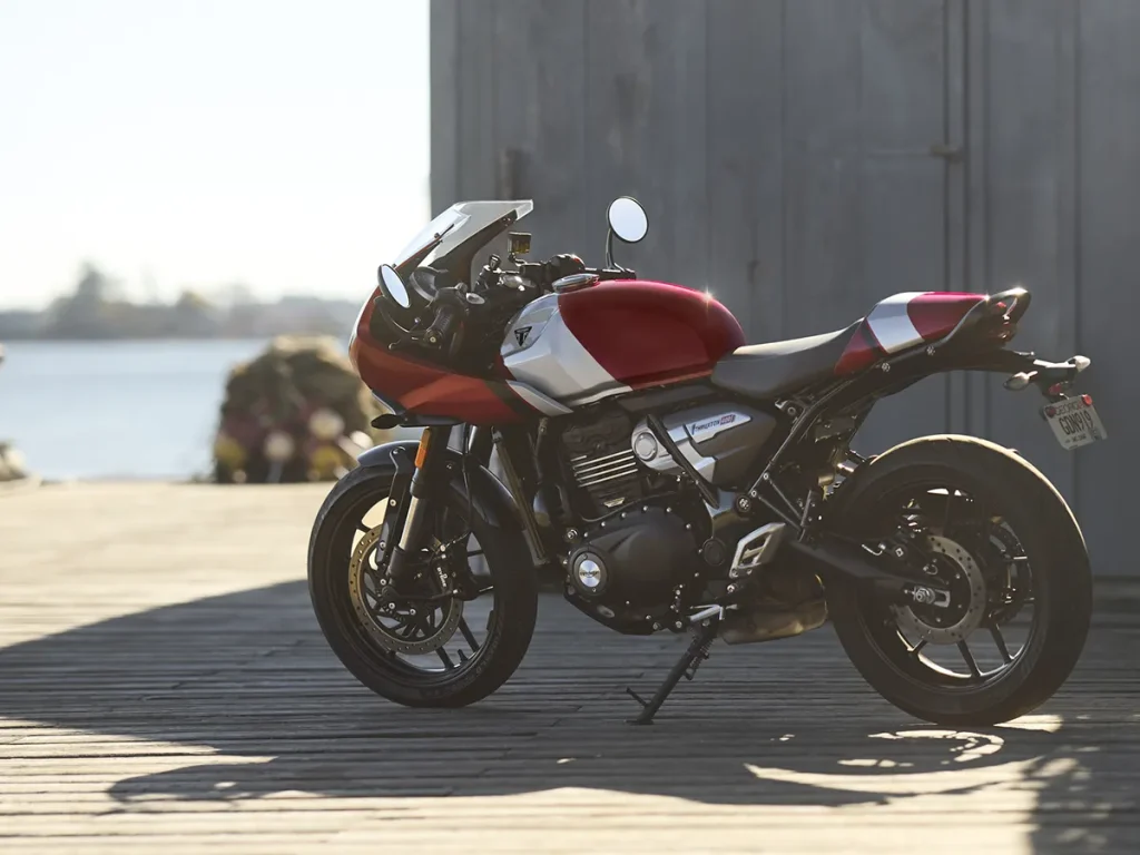 俐落的車尾設計營造出強烈運動氣息,油箱與單座蓋的雙色塗裝質感出眾。