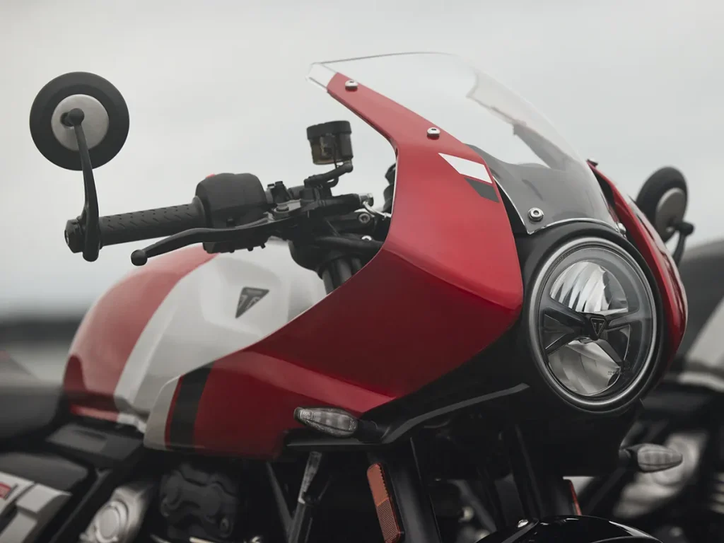 大型整流罩結合圓形 LED 頭燈,端子鏡強化了Cafe Racer風格。