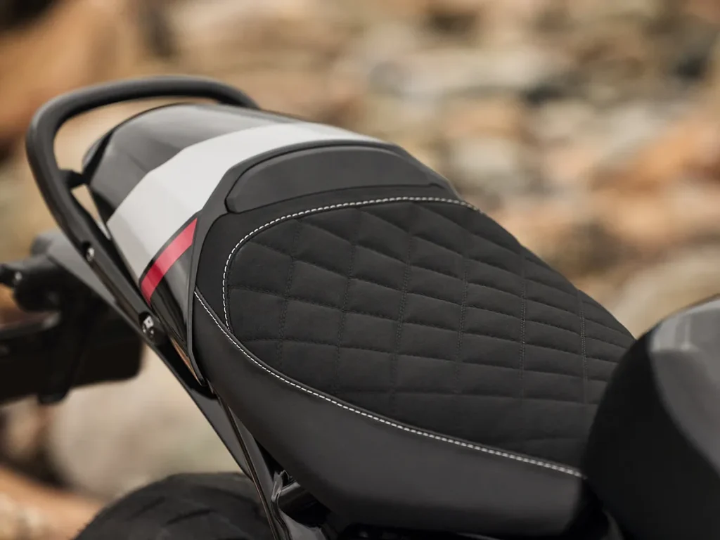 縫線座墊展現高級奢華感,並搭配與車身相襯的坐墊罩(座墊皮)。