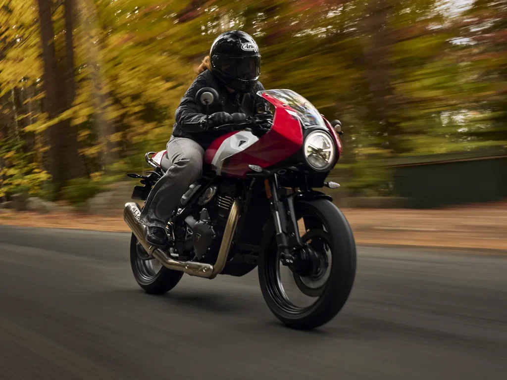 前懸吊採用 43mm 倒立式前叉,搭配電子油門、可切換循跡控制,強化整體動態表現。