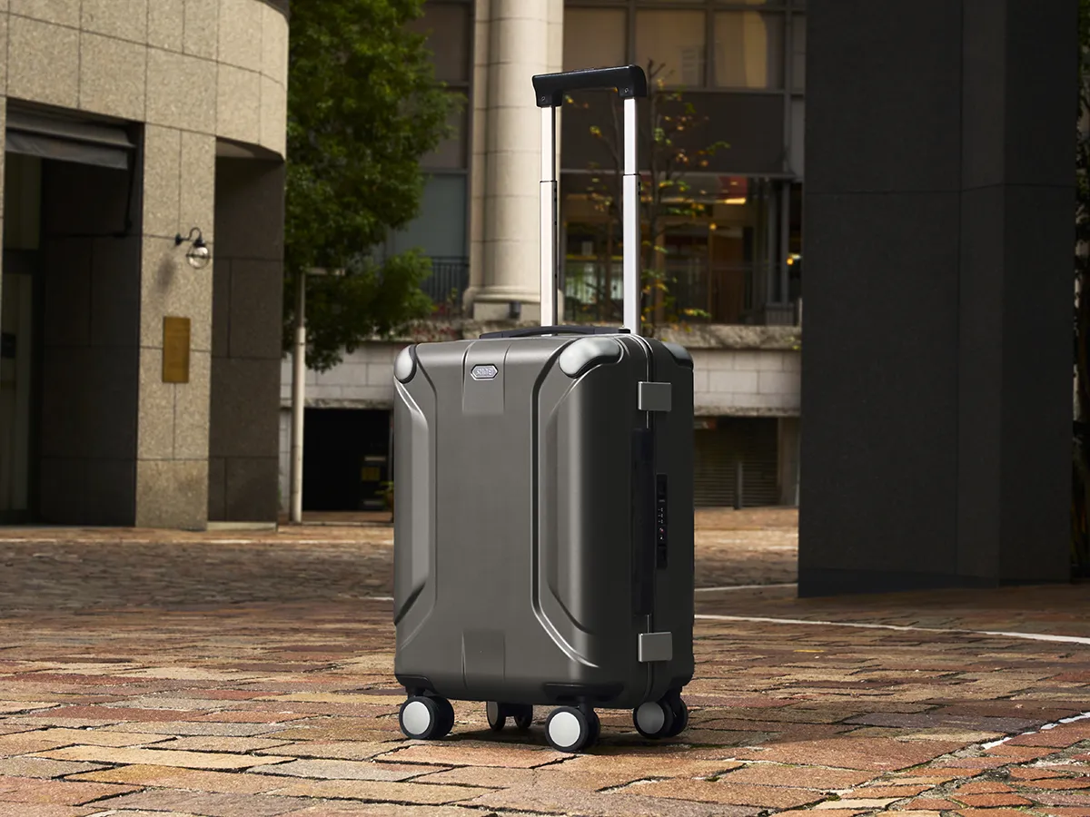 【新產品】SHOEI 推出超高強度行李箱「X-CORE」｜500km/h 鉛彈測試也無法貫穿