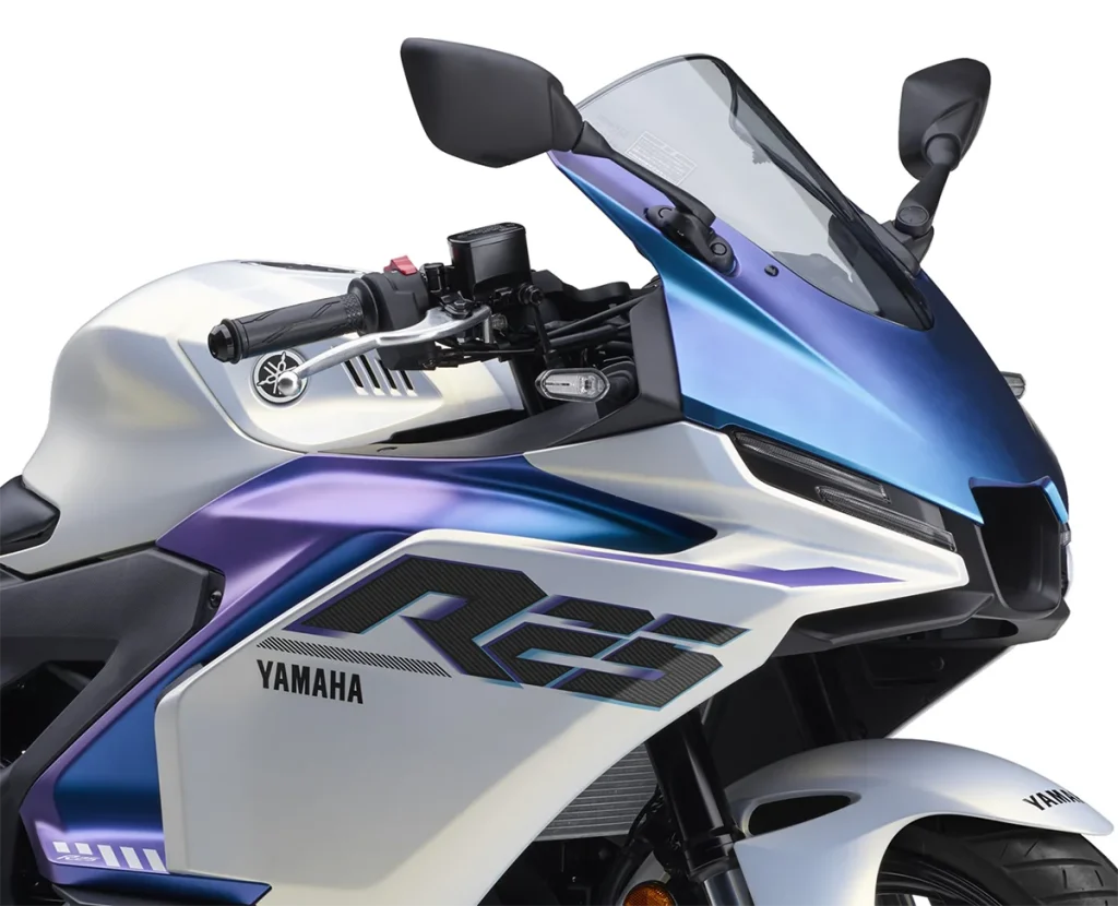 大胆采用两种偏光色的“YZF-R3/25”消光珍珠白。连Logo图案的细节也融入精致的设计。