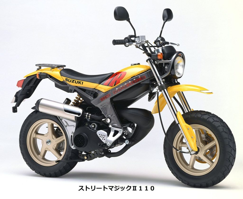 1997 年推出的 Suzuki Street Magic 50,及隔年登場的Street Magic 110,是一台把速克達用二行程 CVT 引擎塞進類Road Sports雙樑車架的超級鬼才之作。STD標準款為方燈+下置式土除,而採用圓燈+上置式土除的「Street Magic II」更帶有 Scrambler 氛圍,是一台充滿玩心的經典小車。