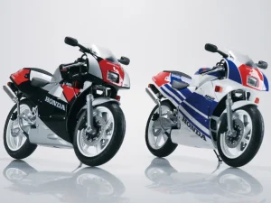 Aoshima青島SKYNET 1/12 Honda NSR250R ’89（MC18）完成品模型｜合金壓鑄細節與上市資訊